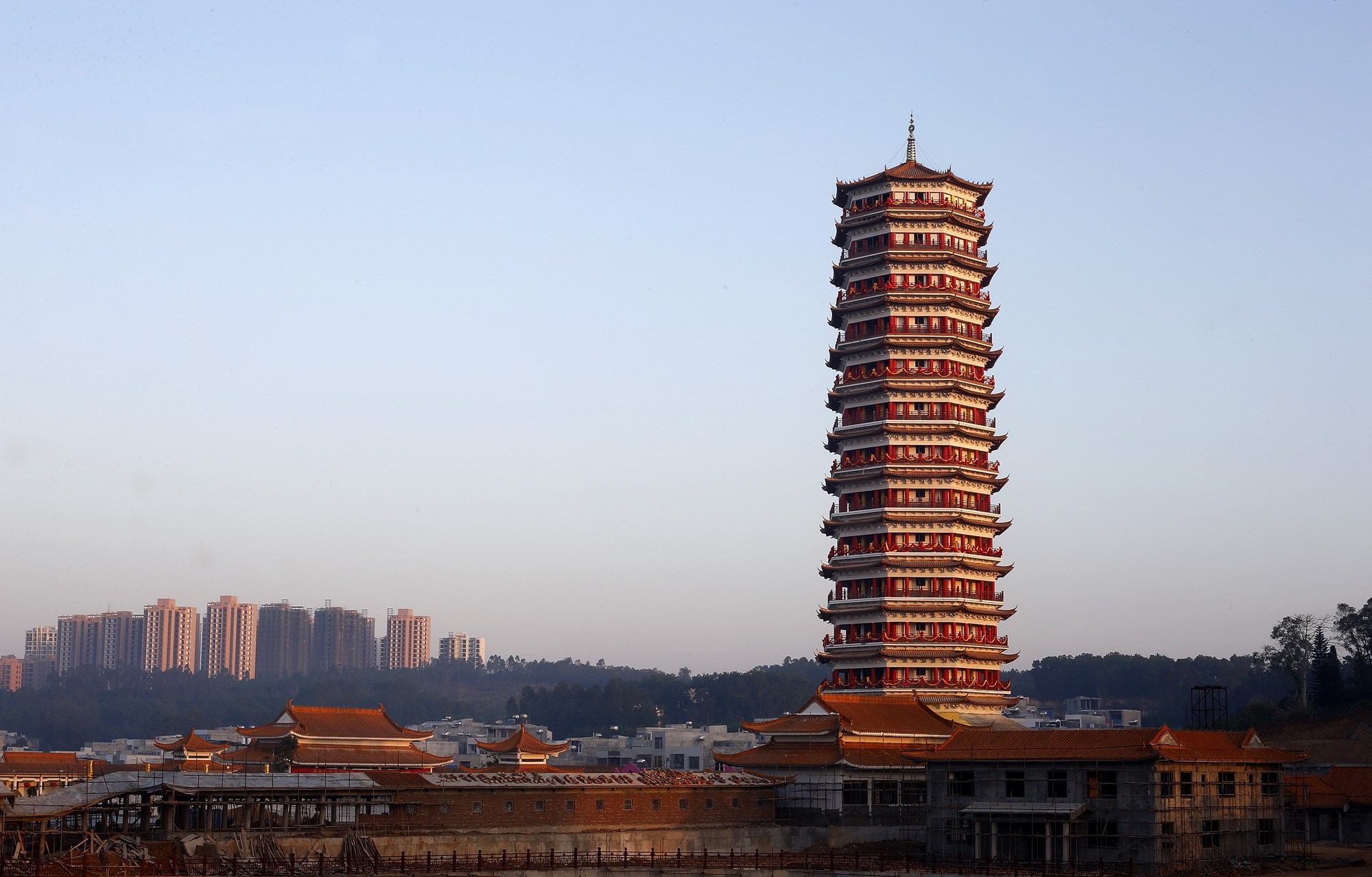 金山寺萬(wàn)佛長(zhǎng)壽藥師塔
金山寺萬(wàn)佛長(zhǎng)壽藥師塔高89.97米,宏偉壯麗,是海南最高的佛塔。其構(gòu)成為地上13層,地下室2層,建筑面積8547平方米。地下一層為地宮,供奉舍利;地上各層建有藥師殿、菩薩殿、藥師延壽殿、藥師福壽殿、藥師福綠殿、藥師福壽吉祥殿、藥師七佛殿、唐卡展示區(qū)、觀光層和藥師本愿功德經(jīng)一至十二等。