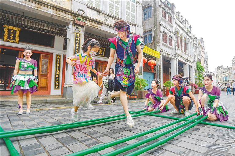 “嗨游龍華”老街快閃活動在?？谑序T樓老街舉辦
