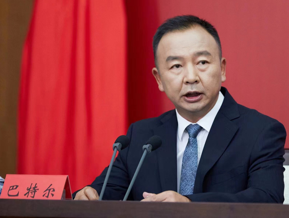 海南省委新聞發(fā)言人，省委常委、秘書長巴特爾主持發(fā)布會