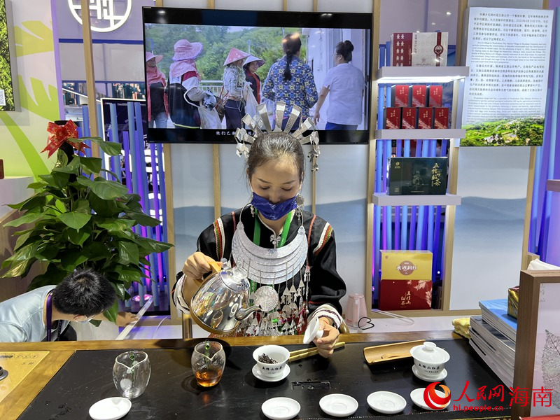 海南館內(nèi)的茶藝展示。李學(xué)山攝