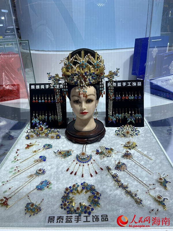 海南館內(nèi)的景泰藍(lán)手工飾品。李學(xué)山攝