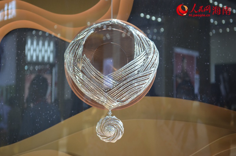 探訪消博會珠寶展區(qū)：珠光寶氣璀璨奪目 。人民網(wǎng) 潘惠文攝