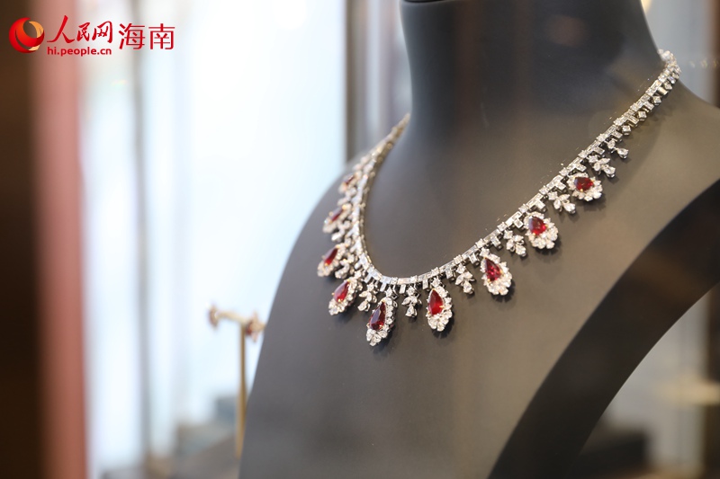 探訪消博會(huì)珠寶展區(qū)：珠光寶氣璀璨奪目。人民網(wǎng) 毛雷攝