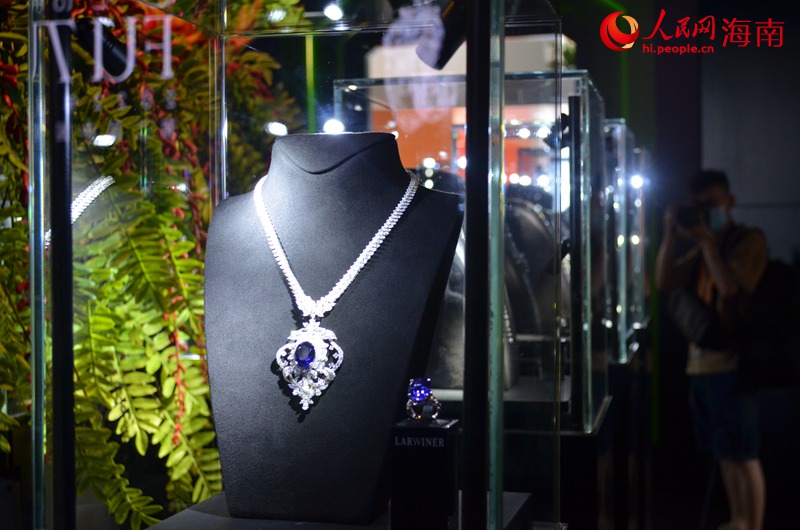 探訪消博會珠寶展區(qū)：珠光寶氣璀璨奪目。人民網(wǎng) 潘惠文攝