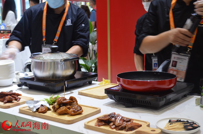 泰森食品首次亮相消博會(huì)，攜創(chuàng)新鹵味零食系列新品首秀，并設(shè)置試吃臺(tái)邀請來賓體驗(yàn)美食。人民網(wǎng) 潘惠文攝