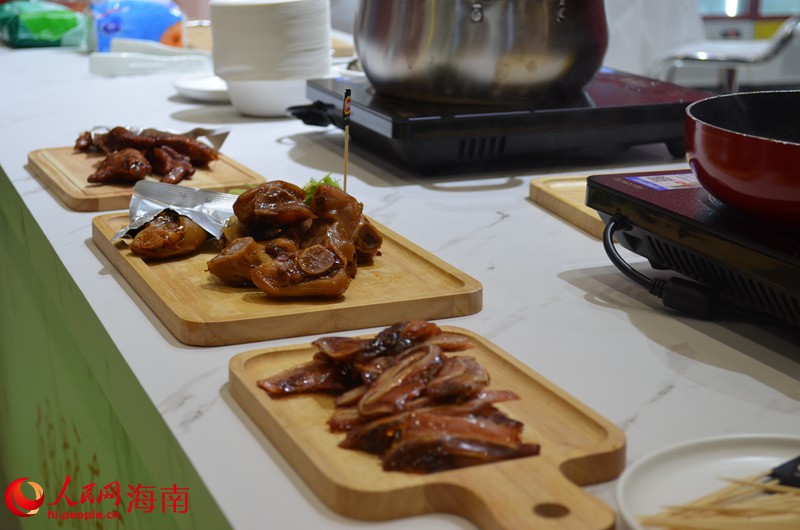 泰森食品攜創(chuàng)新鹵味零食系列新品首秀消博會(huì)，并設(shè)置試吃臺(tái)邀請來賓體驗(yàn)美食。人民網(wǎng) 潘惠文攝