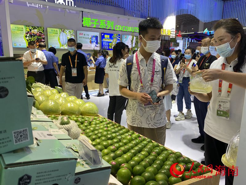 相關(guān)負(fù)責(zé)人向觀眾推介泉水檸檬。樊歡迪攝