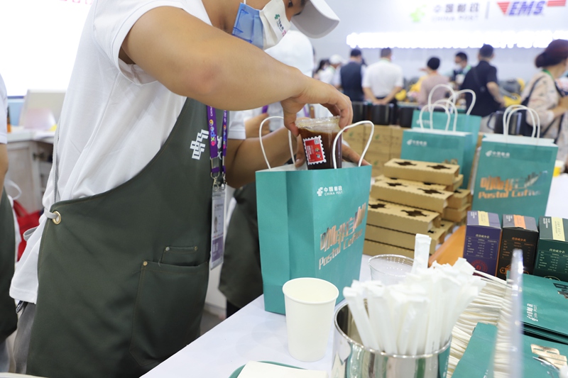 工作人員在給客戶打包郵局咖啡。黃文燕攝