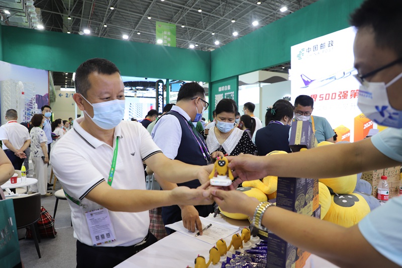 客戶憑消博護(hù)照打卡郵戳領(lǐng)取禮品。黃文燕攝