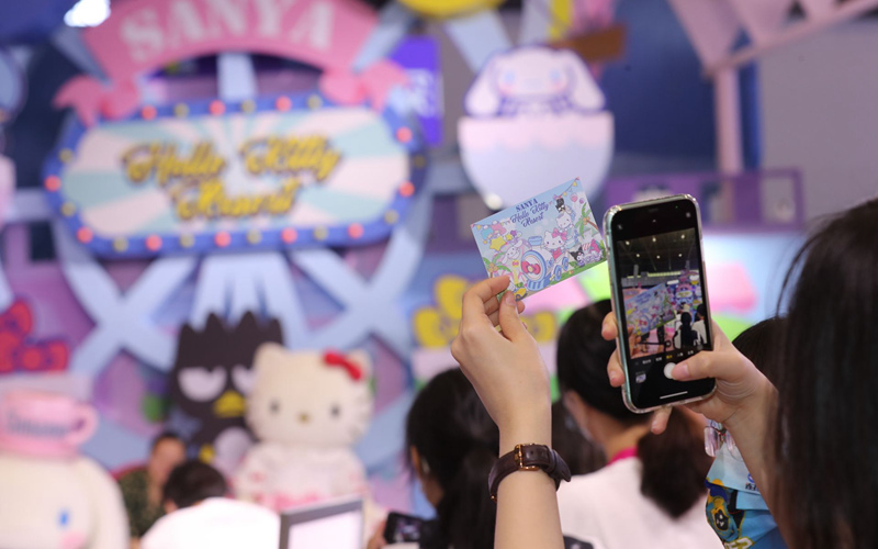 度假區(qū)氛圍十足，粉絲游客拍照留念。三亞Hello Kitty度假區(qū)供圖