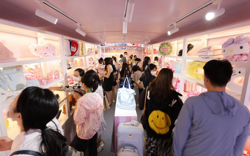 度假區(qū)氛圍十足，粉絲游客熱情購(gòu)買IP商品。三亞Hello Kitty度假區(qū)供圖