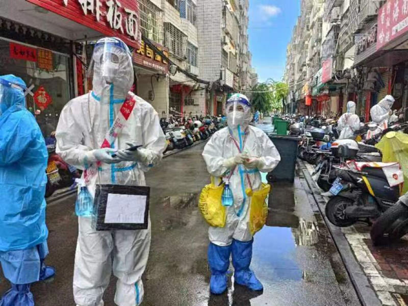 志愿者背著”小藥箱“進(jìn)行入戶采樣。省委工委宣傳部供圖