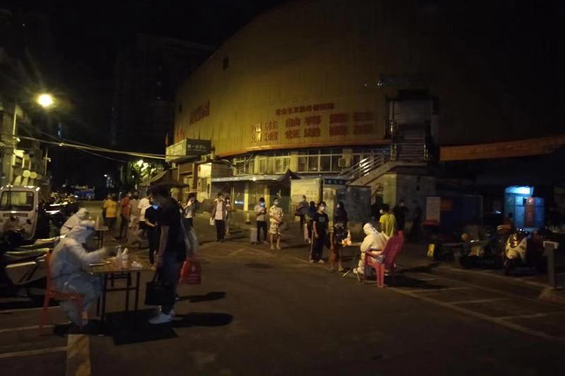 星光下，志愿者忙著轉(zhuǎn)運(yùn)工作。海南省委工委宣傳部供圖