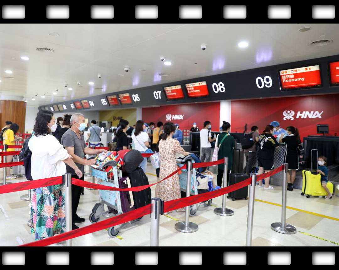 海南積極推進(jìn)滯留旅客有序返程8月16日上午10時(shí)，?？谛潞８垌懫鹩崎L(zhǎng)的汽笛聲，搭載152輛車、872名旅客的?？诰盘?hào)輪渡緩緩起航，駛?cè)氕傊莺{。?？谑着】倒芾眢A站滯留旅客順利離島。