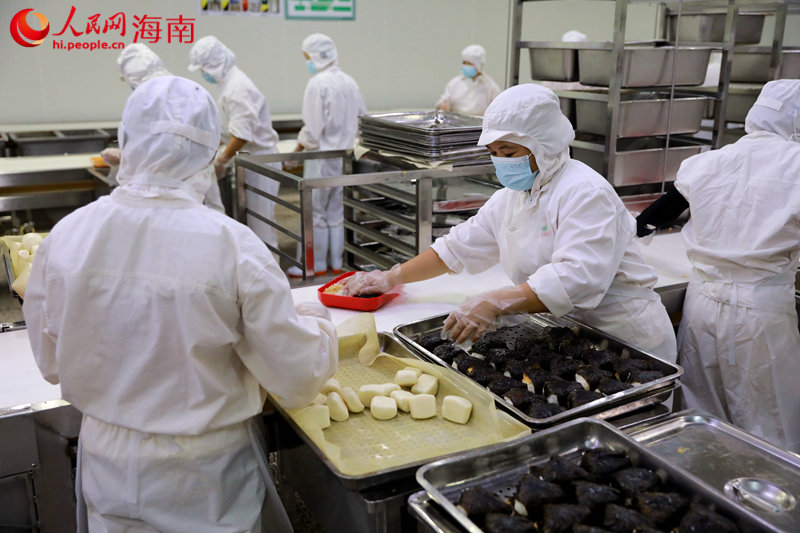 工作人員將制作好的主食分裝在餐盒內(nèi)。 人民網(wǎng) 孟凡盛攝