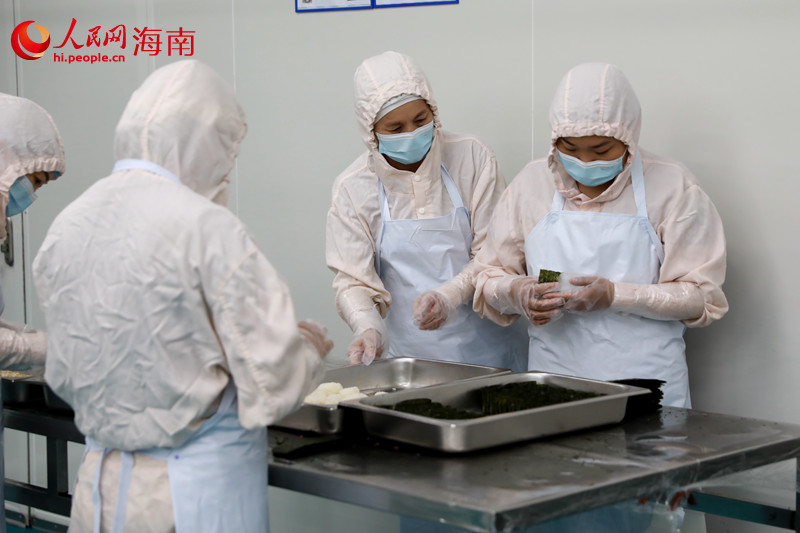 工作人員在廚房內(nèi)制作紫菜飯團。 人民網(wǎng) 孟凡盛攝