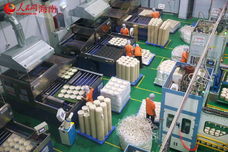 ?？谑性Ｍh(huán)?？萍加邢薰镜纳a(chǎn)車間。 人民網(wǎng) 孟凡盛攝