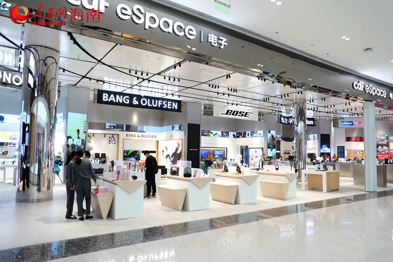 cdf海口國(guó)際免稅城店內(nèi)電子展區(qū)。 人民網(wǎng) 孟凡盛攝