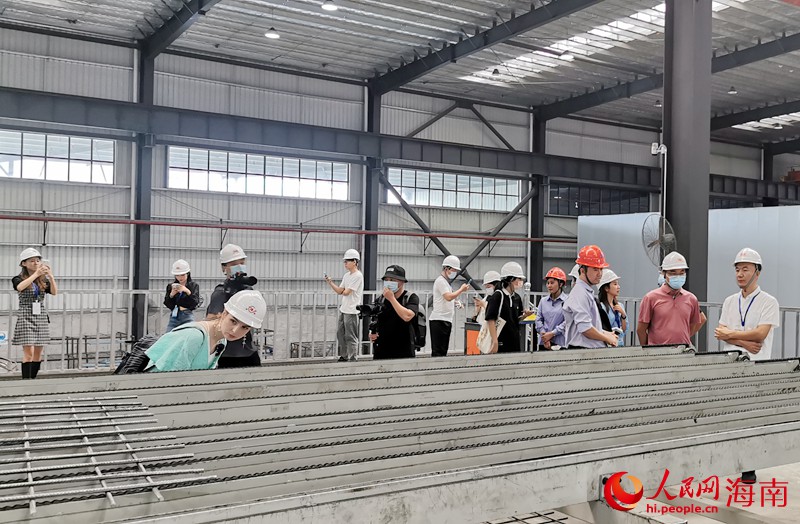 采風(fēng)團探訪海南威特建設(shè)科技有限公司。人民網(wǎng) 孟凡盛攝