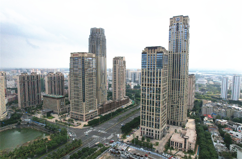 網(wǎng)絡(luò)名人走進(jìn)海口瓊山區(qū)政府積極推動的重點項目之一的富力首府天盈廣場。