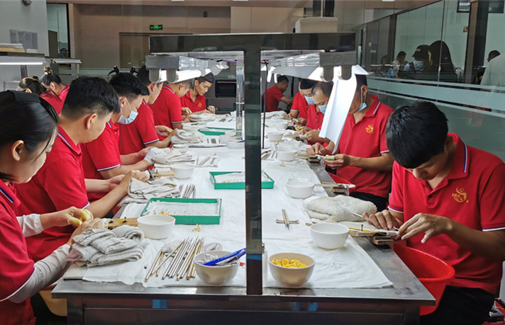老鳳祥加工廠的工人們在進(jìn)行作業(yè)，