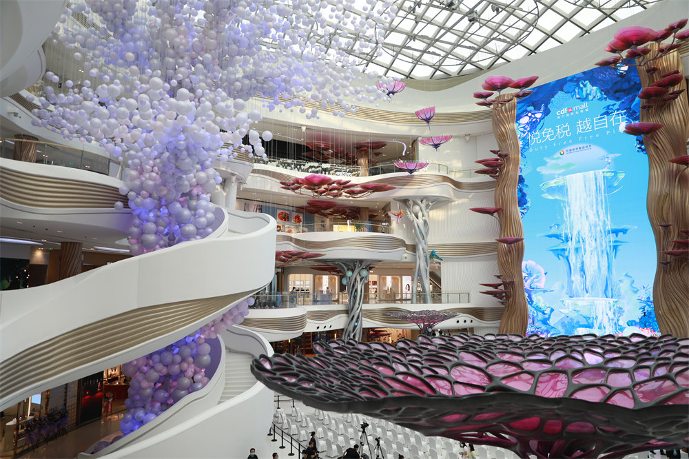 當(dāng)天，cdf海口國際免稅城攜手800余個國際國內(nèi)知名品牌閃耀啟幕。
