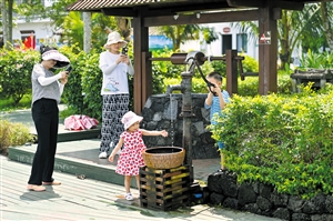 芳園村內(nèi)景色秀美，游客正在觀光游玩