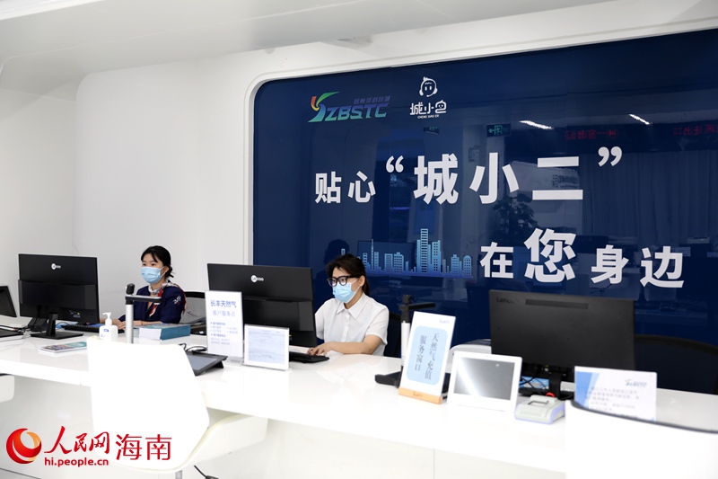 三亞崖州灣科技城園區(qū)綜合服務(wù)中心周末“不打烊”服務(wù)。人民網(wǎng) 符武平攝