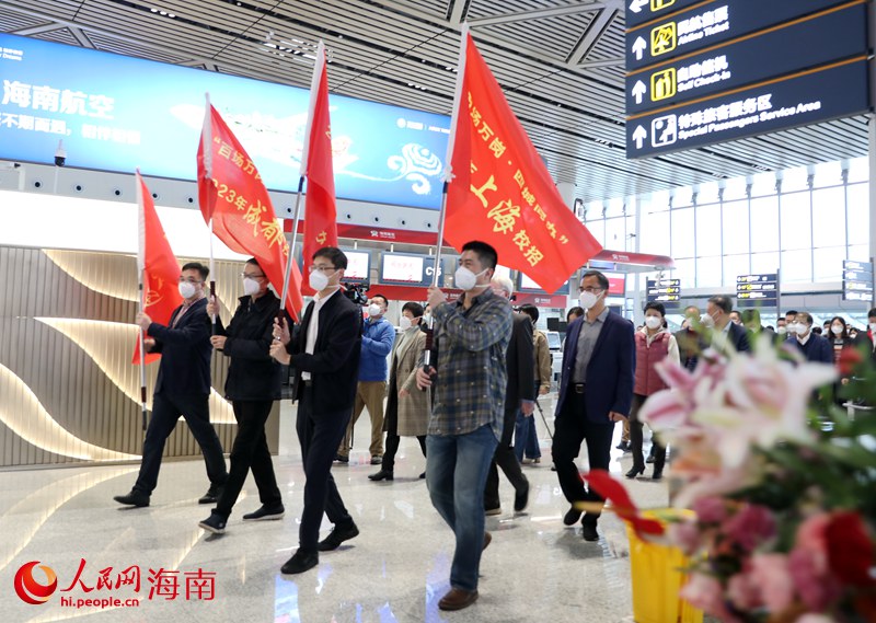 校招隊伍集結(jié)出發(fā)。人民網(wǎng) 符武平攝