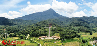 五指山：“翡翠山城”捧起生態(tài)“金飯碗”五指山市是海南的“濾芯”“水塔”“三江源”，擁有1867米的海拔、18.77度的緯度、1887毫米的年平均降水量、1897小時的年平均日照時數(shù)，四季無寒暑、富蘊(yùn)水熱光，素有“翡翠山城”之美譽(yù)?！驹敿?xì)】