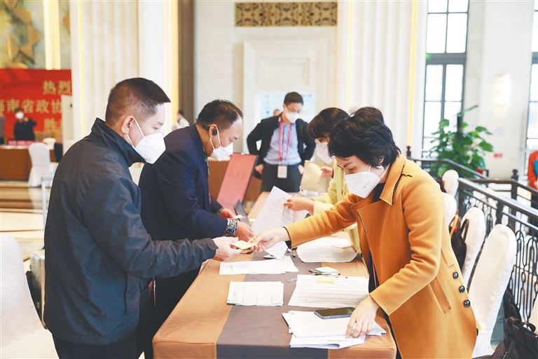 1月11日，參加2023年省兩會的代表委員們陸續(xù)到海口住地報到