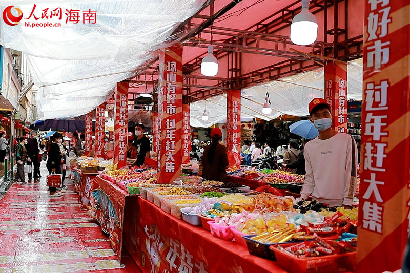 ?？谑协偵絽^(qū)年貨集市。 人民網(wǎng)  孟凡盛攝