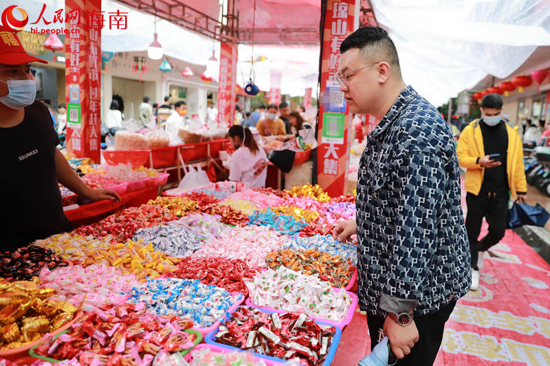 市民游客挑選商品。 人民網(wǎng) 孟凡盛攝 (1)