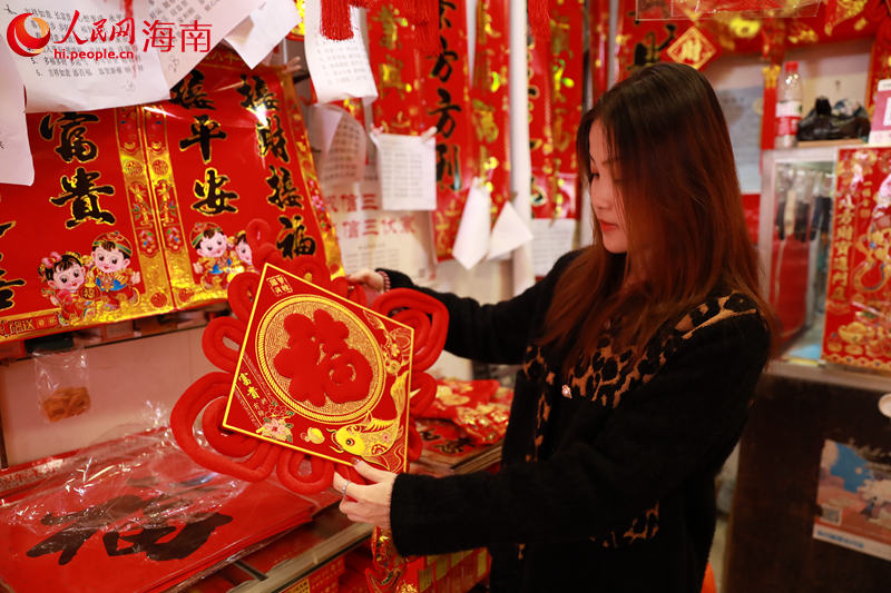 市民游客挑選商品。 人民網(wǎng) 孟凡盛攝 (2)