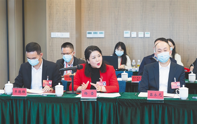1月14日，參加海南省七屆人大一次會議的代表分組審議政府工作報告。
