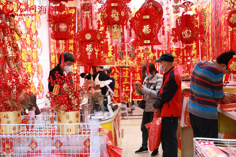 市民游客挑選商品。 人民網(wǎng) 孟凡盛攝 