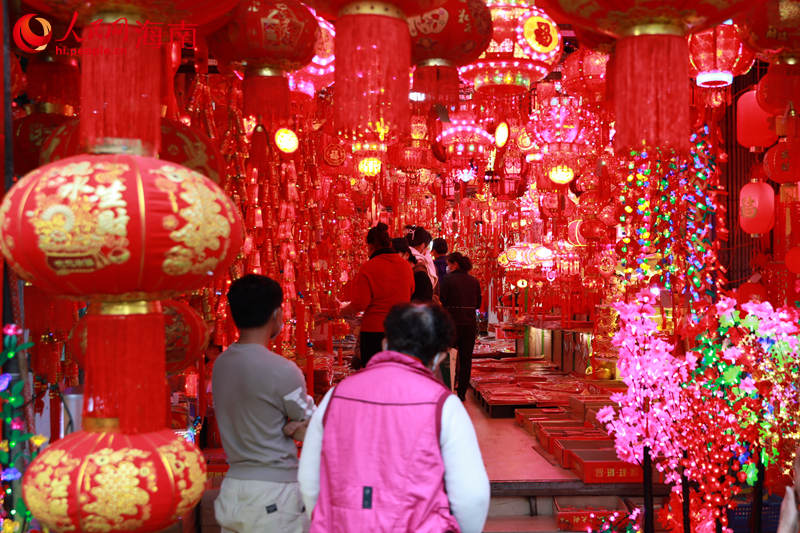 在?？诓勰辖值溃魃郝?lián)、燈籠等年貨琳瑯滿目。 人民網(wǎng) 孟凡盛攝