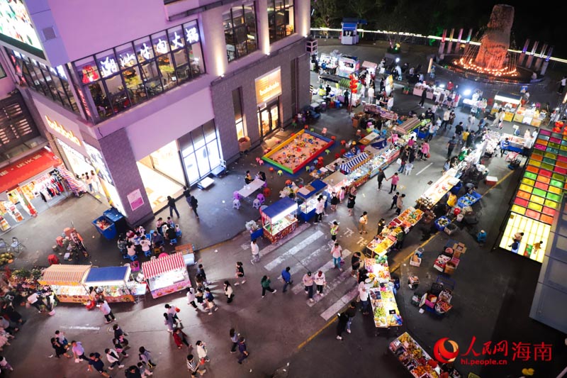 三亞樂天城夜市吸引眾多市民前來采購。人民網(wǎng) 牛良玉攝