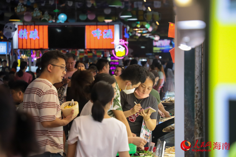 商家在為游客點(diǎn)餐。人民網(wǎng) 牛良玉攝