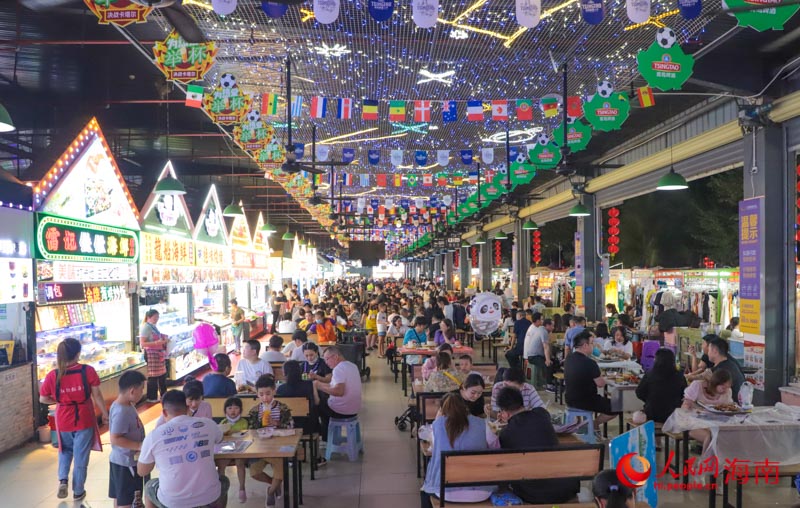 市民游客在夜市品嘗美食。人民網(wǎng) 牛良玉攝