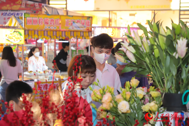 市民在挑選鮮花。人民網(wǎng) 牛良玉攝