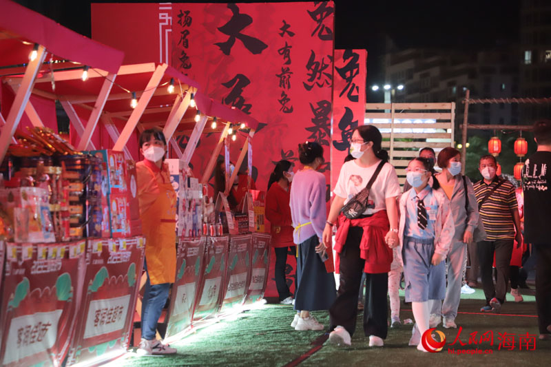 家長(zhǎng)帶著孩子逛市集、買(mǎi)年貨。人民網(wǎng) 牛良玉攝