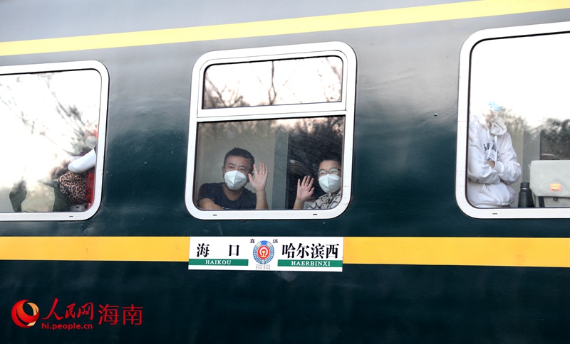 登島回家的旅客抵達?？?。人民網(wǎng) 符武平攝