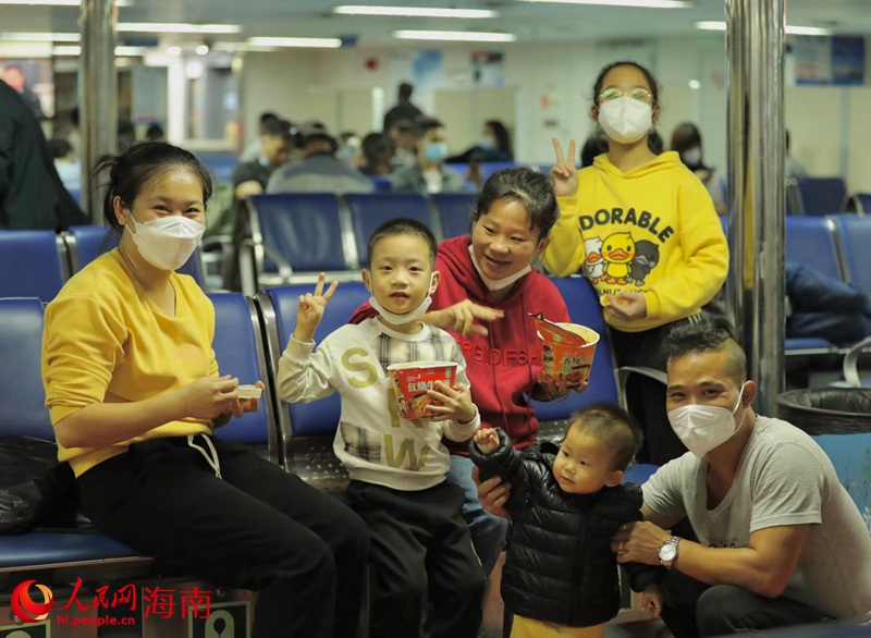 旅客乘坐渡輪回家。人民網(wǎng) 符武平攝