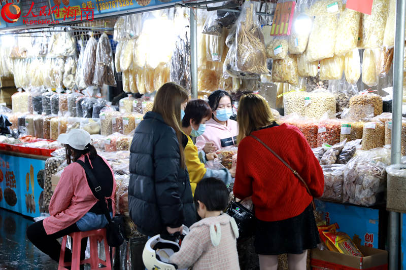市民挑選年貨。 人民網(wǎng) 孟凡盛攝