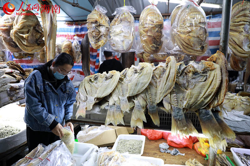 攤主為市民包裝貨品。 人民網(wǎng) 孟凡盛攝