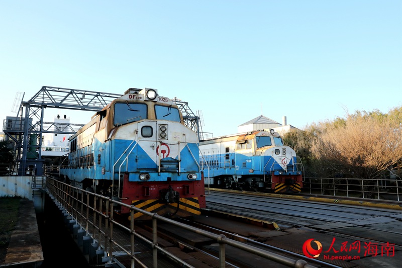 跨海列車駛出船艙。人民網(wǎng) 符武平攝