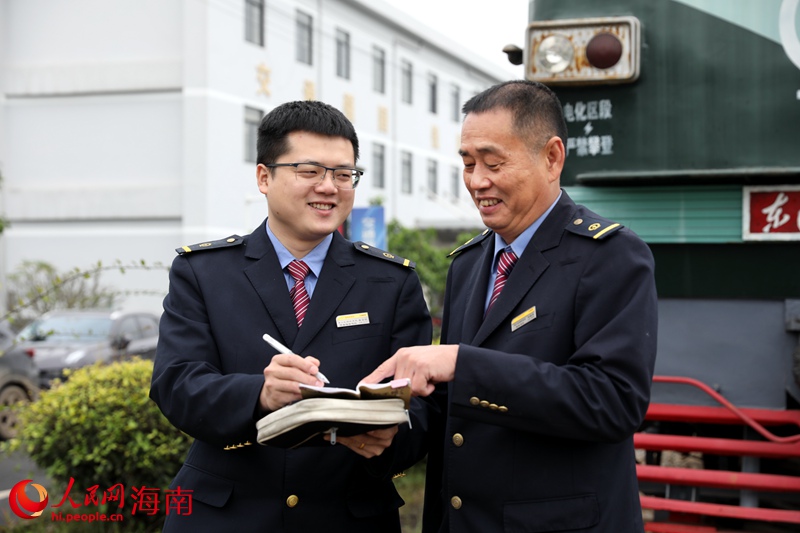 馬國慶和同事正在登記車輛信息。人民網(wǎng) 符武平攝