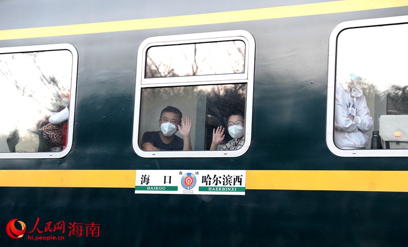 車廂里，載滿了回家的旅客。人民網(wǎng) 符武平攝