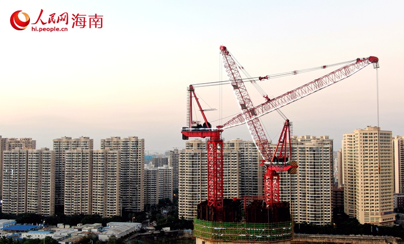海南中心工地的塔吊。人民網(wǎng) 符武平攝